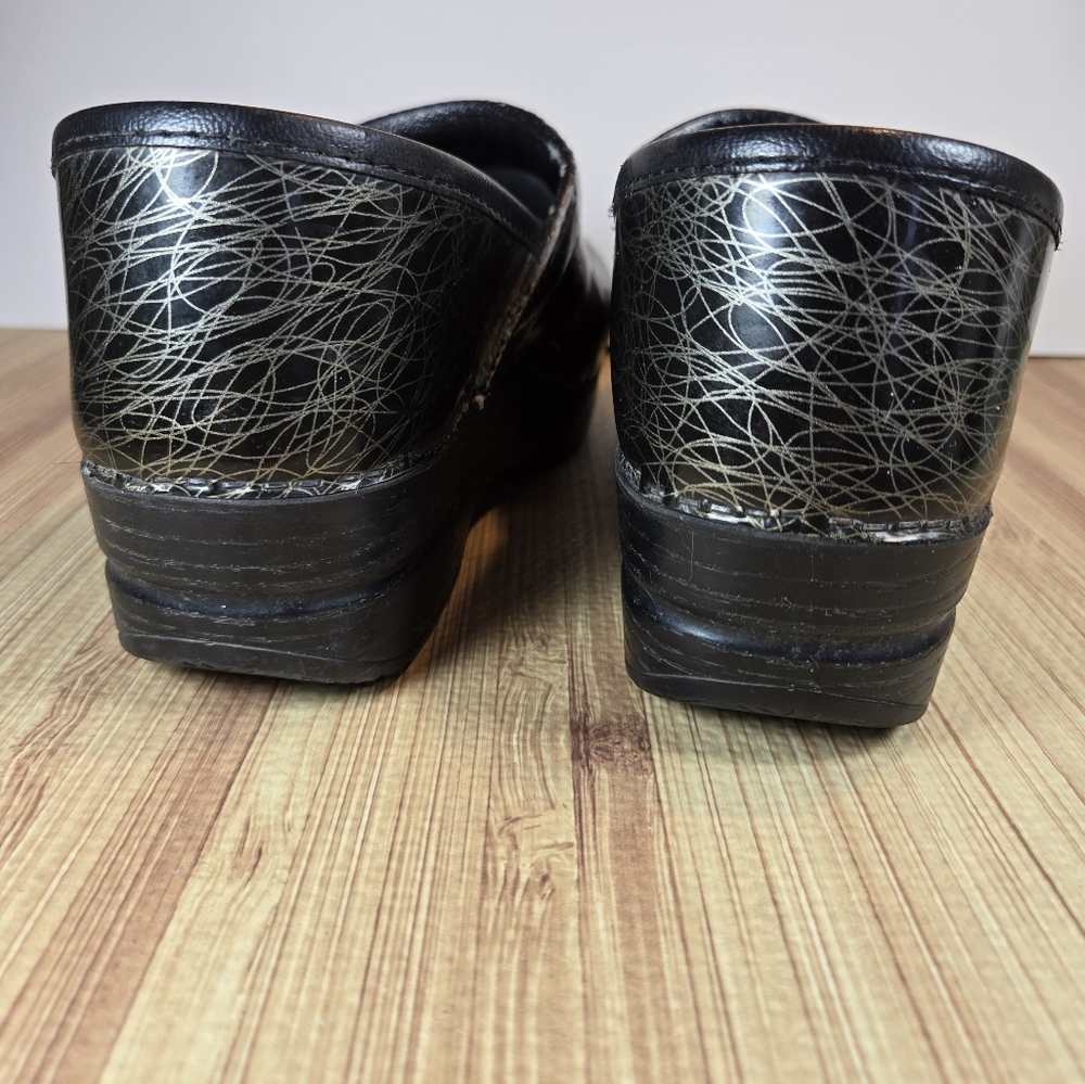 DANSKO Patent Leather Black w/ Gold Scribble Size 39 Clog US Size 8 - Picture 4 of 7